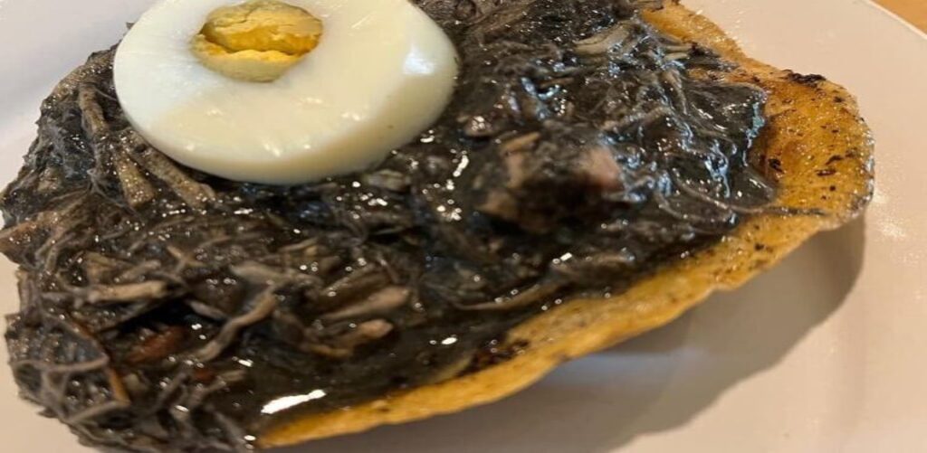tostada de relleno negro con huevo